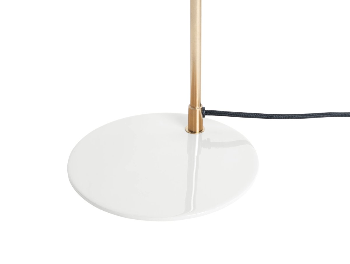 Smart 56cm Hvid skrivebordslampe Fra Leitmotiv - Den skinnende, emaljerede finish i hvid sammen med elegante gulddetaljer giver lampen et unikt og iøjnefaldende udtryk.