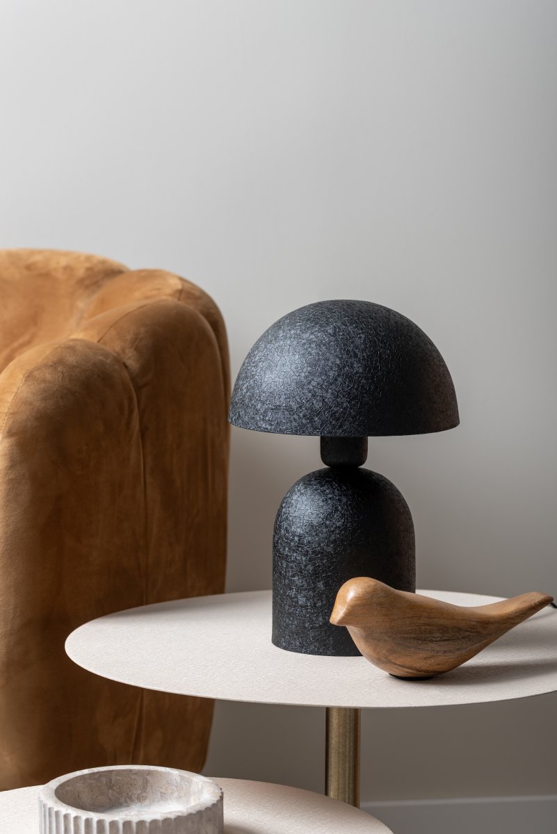 Boaz Mini 30cm Sort bordlampe Fra Leitmotiv - Den sorte finish har en struktureret, næsten keramiklignende overflade, der giver lampen et blødt og livligt udtryk.