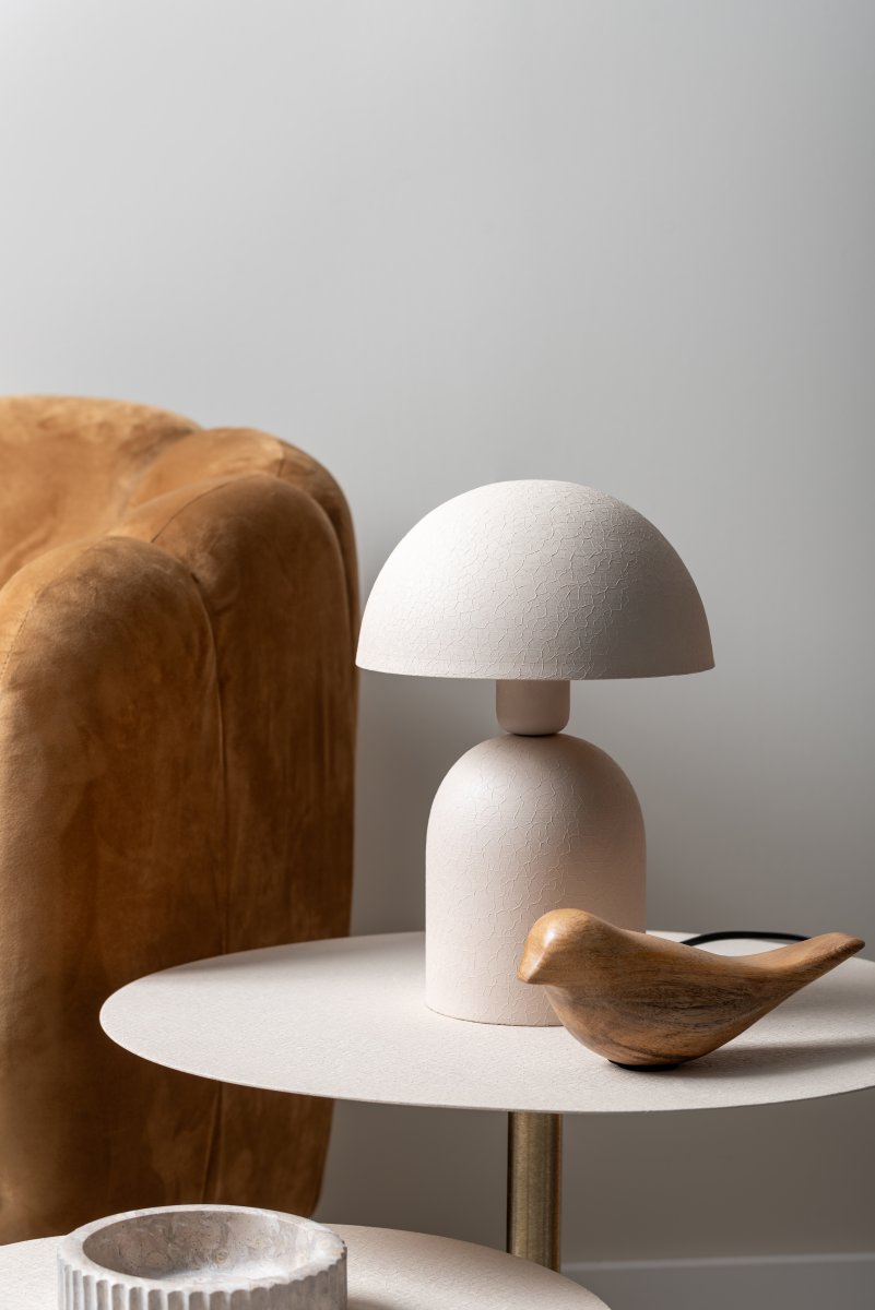 Boaz Mini 30cm Beige bordlampe Fra Leitmotiv - Den beige finish har en struktureret, n&aelig;sten keramiklignende overflade, der giver lampen et bl&oslash;dt og livligt udtryk.