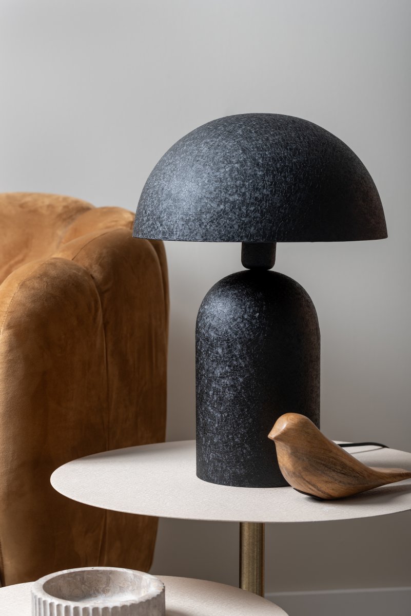 Boaz 43cm Sort bordlampe Fra Leitmotiv - Den sorte finish har en struktureret, næsten keramiklignende overflade, der giver lampen et blødt og livligt udtryk.