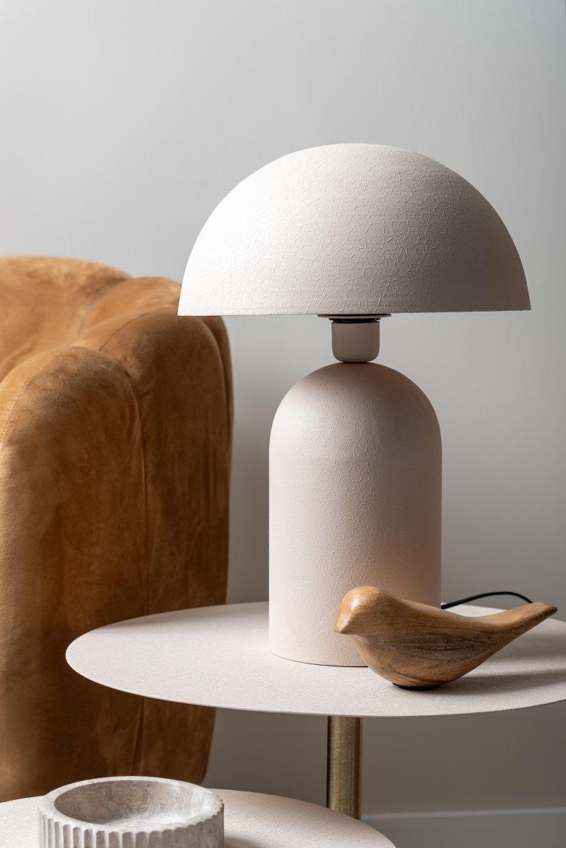 Boaz 43cm Beige bordlampe Fra Leitmotiv - Den beige finish har en struktureret, næsten keramiklignende overflade, der giver lampen et blødt og livligt udtryk.