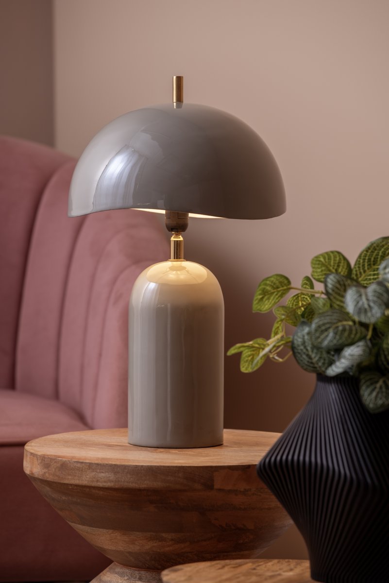 Querido 40cm Grå bordlampe Fra Leitmotiv - Den er lavet af metal med en blank grå finish og gulddetaljer og vil være en stilfuld tilføjelse til dit hjem.