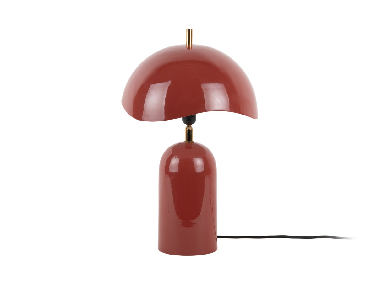 Querido 40cm RØD bordlampe Fra Leitmotiv - Den er lavet af metal med en skinnende rustfinish og detaljer i guldfinish, og den vil være en stilfuld tilføjelse til dit hjem.