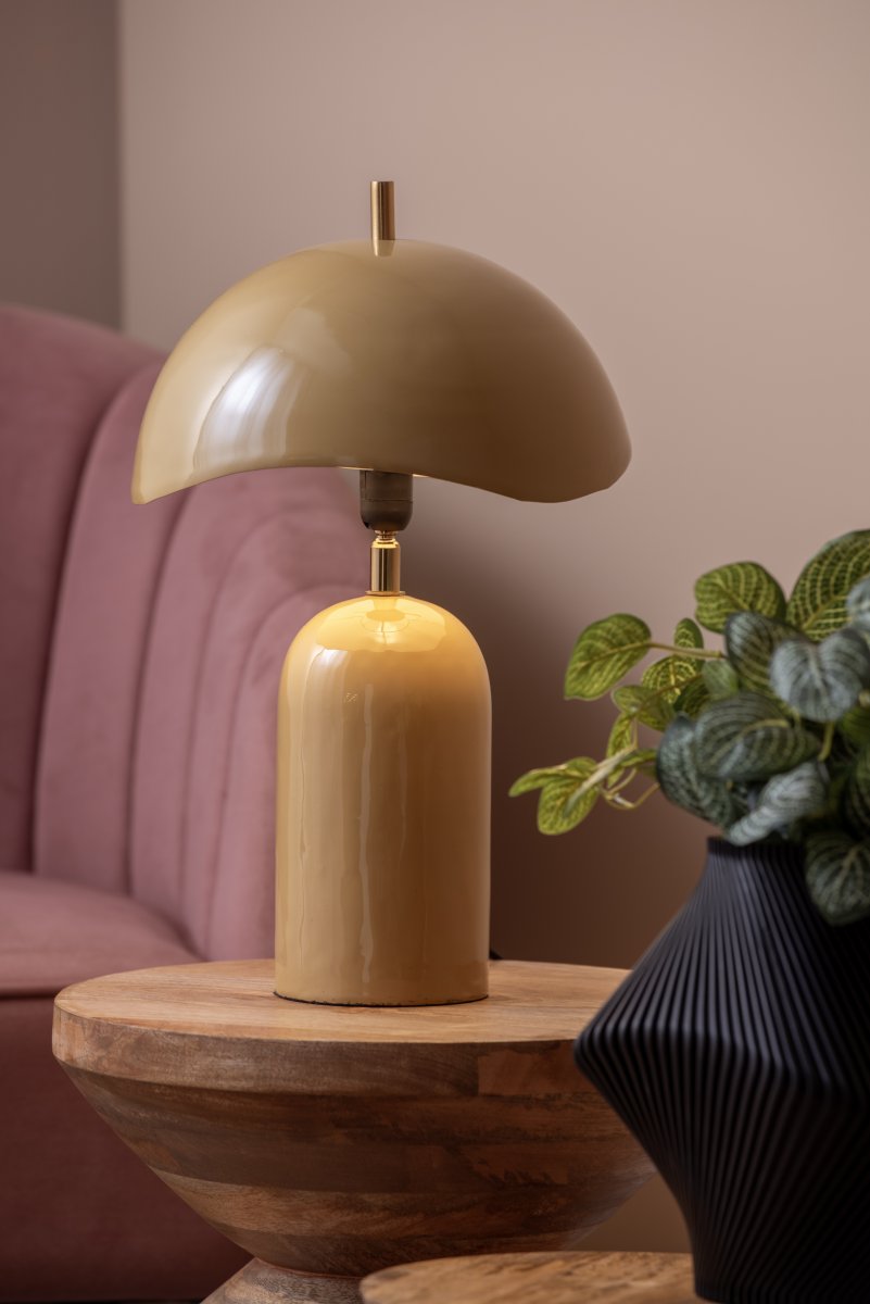 Querido 40cm Gul bordlampe Fra Leitmotiv - Den er lavet af metal med en blank honninggul finish og detaljer i guldfinish, og den vil være en stilfuld tilføjelse til dit hjem.