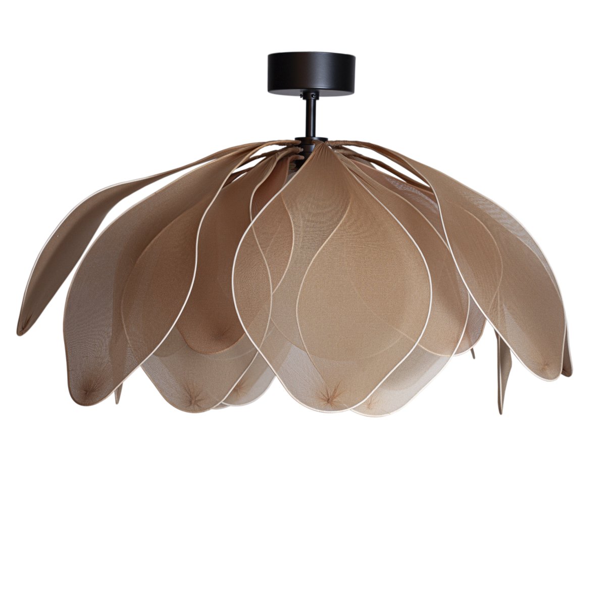 Lou Lou Ø80 Beige plafond Fra By Rydéns - Lou Lou bliver ikke kun en lyskilde, men ogs&aring; et kunstv&aelig;rk i dit hjem, og dens tilpassede stil g&oslash;r den til en perfekt indretningsdetalje til at skabe en unik atmosf&aelig;re.