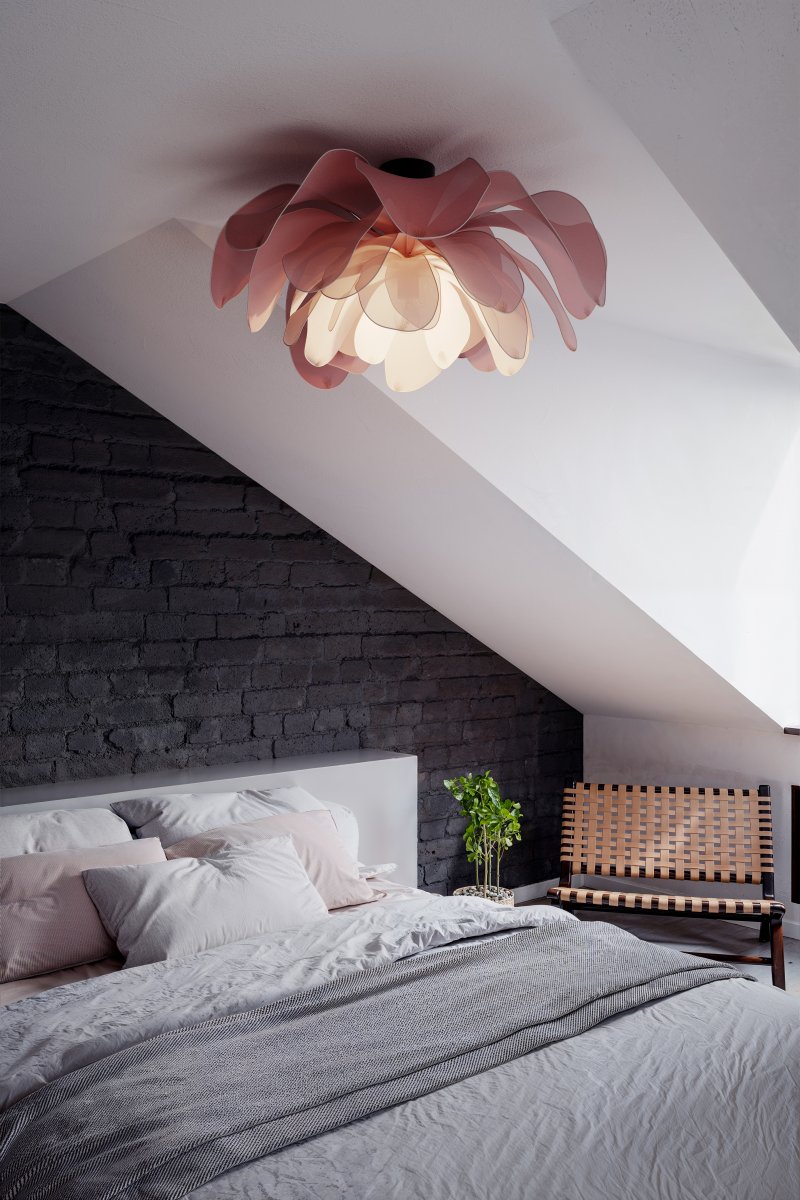 Lou Lou Ø80 Lyserød plafond Fra By Rydéns - Lou Lou bliver ikke kun en lyskilde, men ogs&aring; et kunstv&aelig;rk i dit hjem, og dens tilpassede stil g&oslash;r den til en perfekt indretningsdetalje til at skabe en unik atmosf&aelig;re.