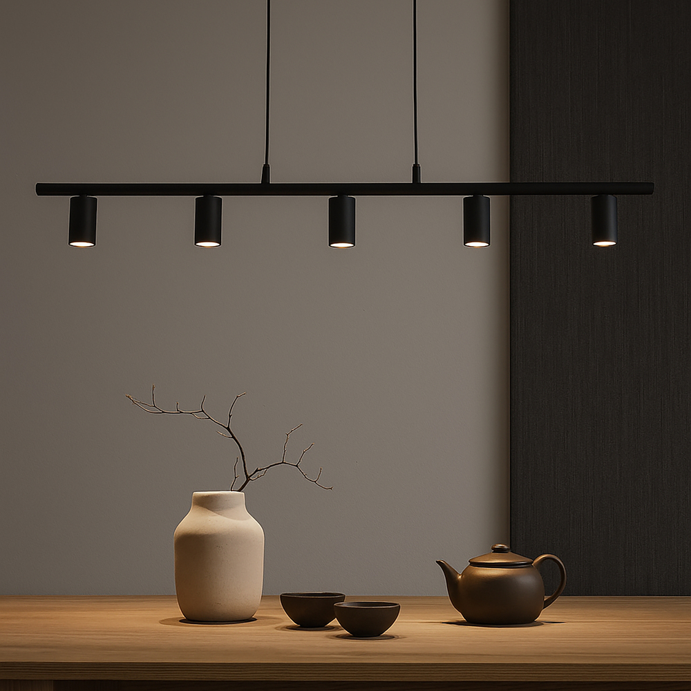 Lucy 115cm Mat sort loftslampe Fra Belid - Lucy er en moderne line&aelig;r pendel med 5 spots, skabt til at passe over et k&oslash;kken.