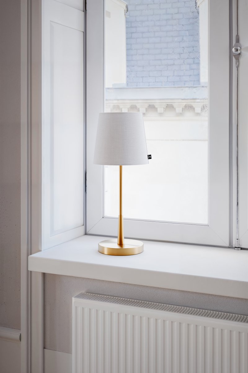 Lumi 48cm Guld bordlampe Fra By Rydéns - Kombinationen af hvid sk&aelig;rm, der giver flot lysspredning og lampefoden i messing bidrager med en elegance til rummet.