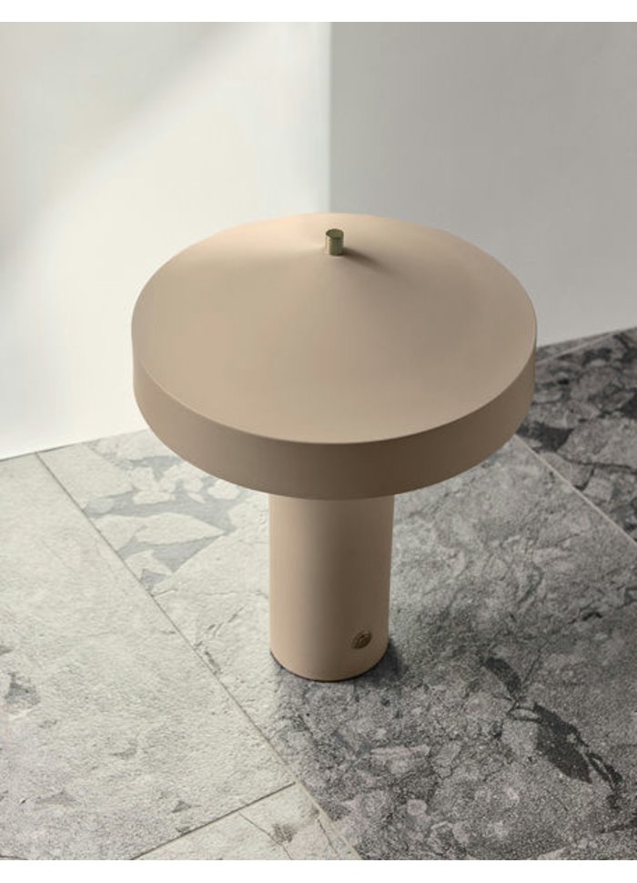 Hatto 40cm Beige bordlampe Fra OYOY - Lampen er en del af den populære Hatto-serie og fås i flere moderne farver.