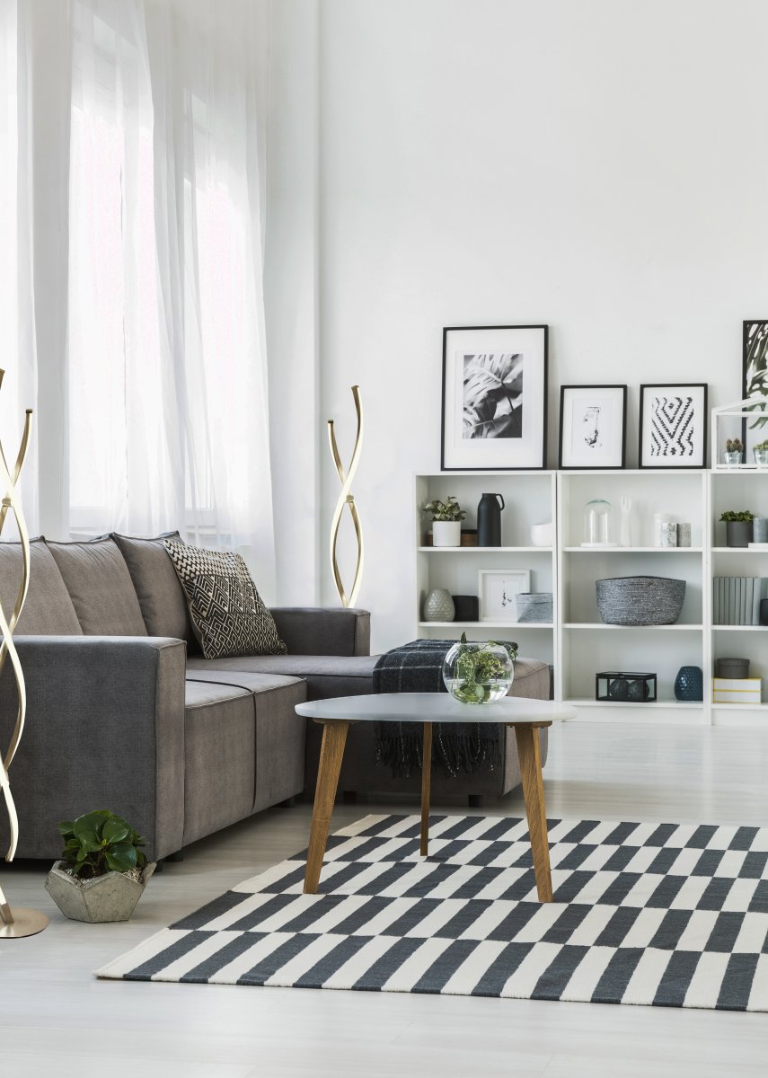 Swirl Stål gulvlampe Fra Aneta Lighting - Den snoede form skaber liv og giver flot lysspredning i rummet, hvilket fremh&aelig;ves af den indbyggede integrerede LED-belysning.