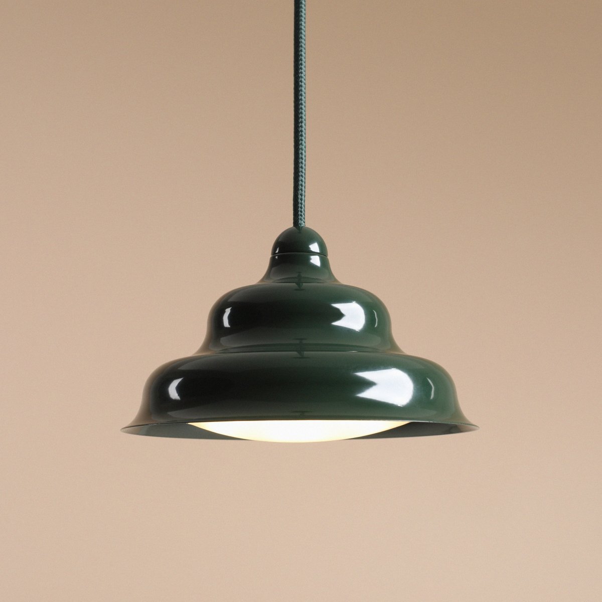 Wave Ø17 Mørkegrøn loftslampe Fra Artera - Den robuste skærm af metal i en mørkegrøn farve giver en flot spredning af lyset nedad, hvilket gør den perfekt til at hænge over spisebordet eller køkkenet.