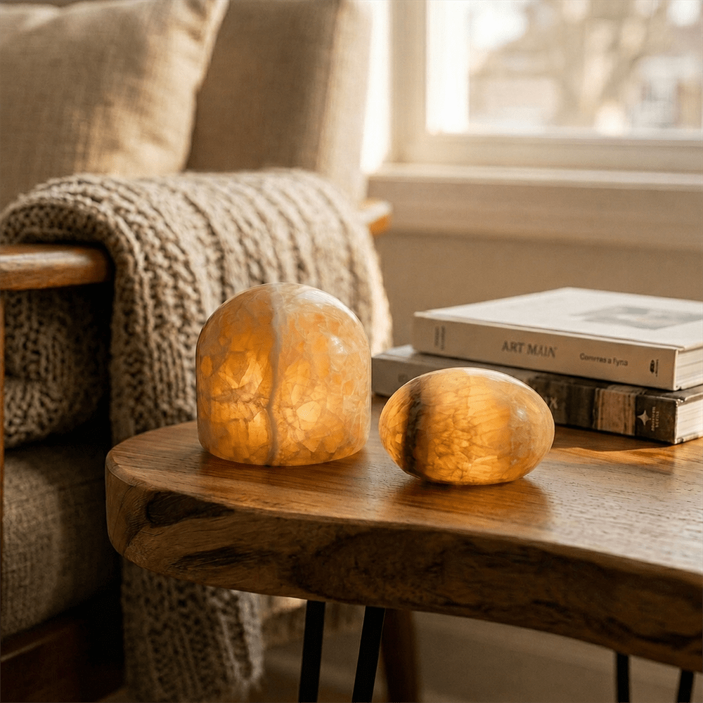 Marble 9cm Beige Fra Unison - Marmorbordlampen er lavet af &aelig;gte, poleret marmor i en varm beige tone, der skaber en bl&oslash;d og atmosf&aelig;risk gl&oslash;d.