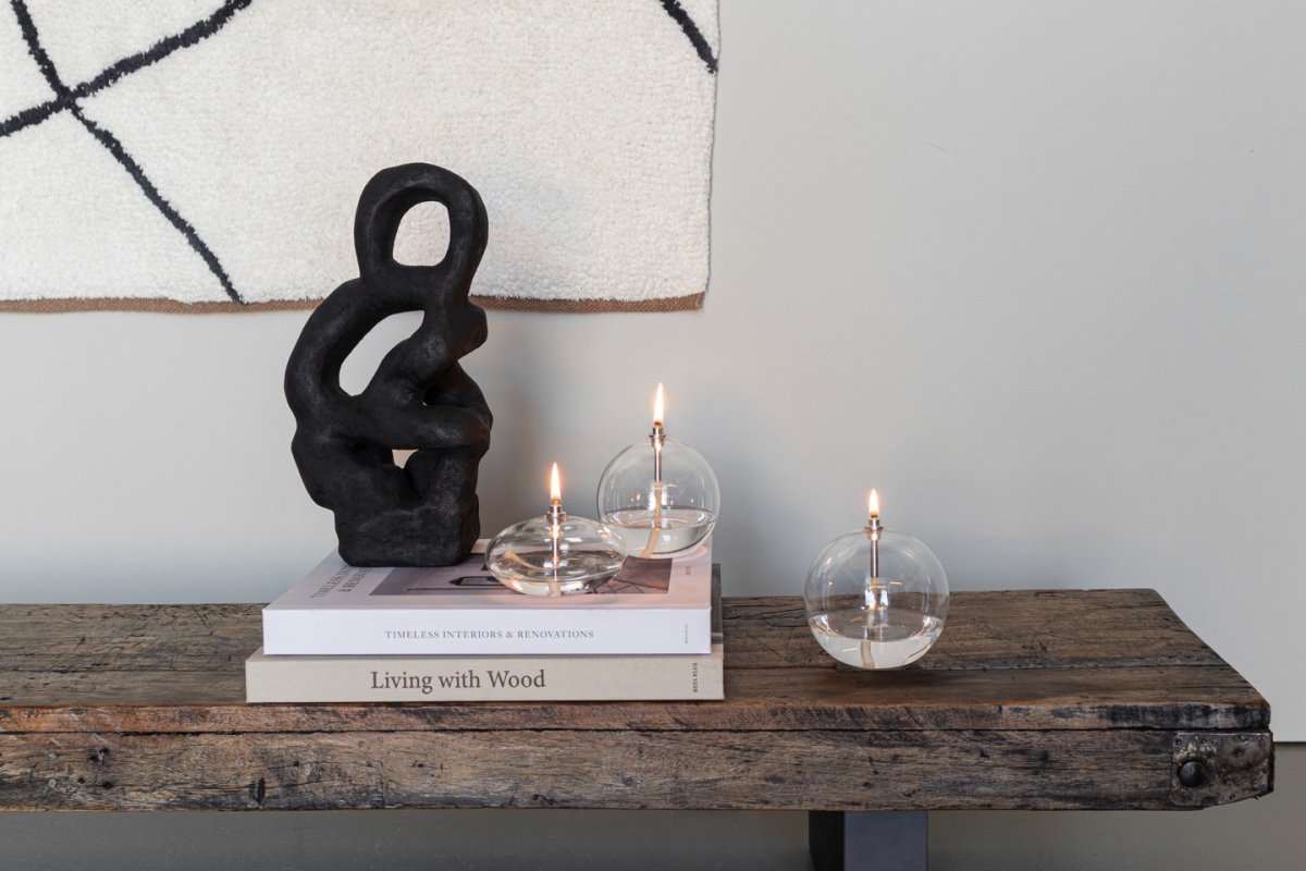 Oljelampa Aura Liten Klart glas Fra Mette Ditmer - Den stilfulde farve og form g&oslash;r lampen alsidig og smuk b&aring;de alene og sammen med andre olielamper.