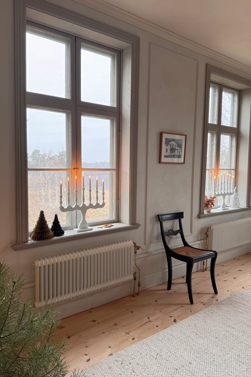 Svaneholm Hvid Fra Markslöjd - Lysestage med syv arme i en hvid farve, der passer i ethvert hjem.