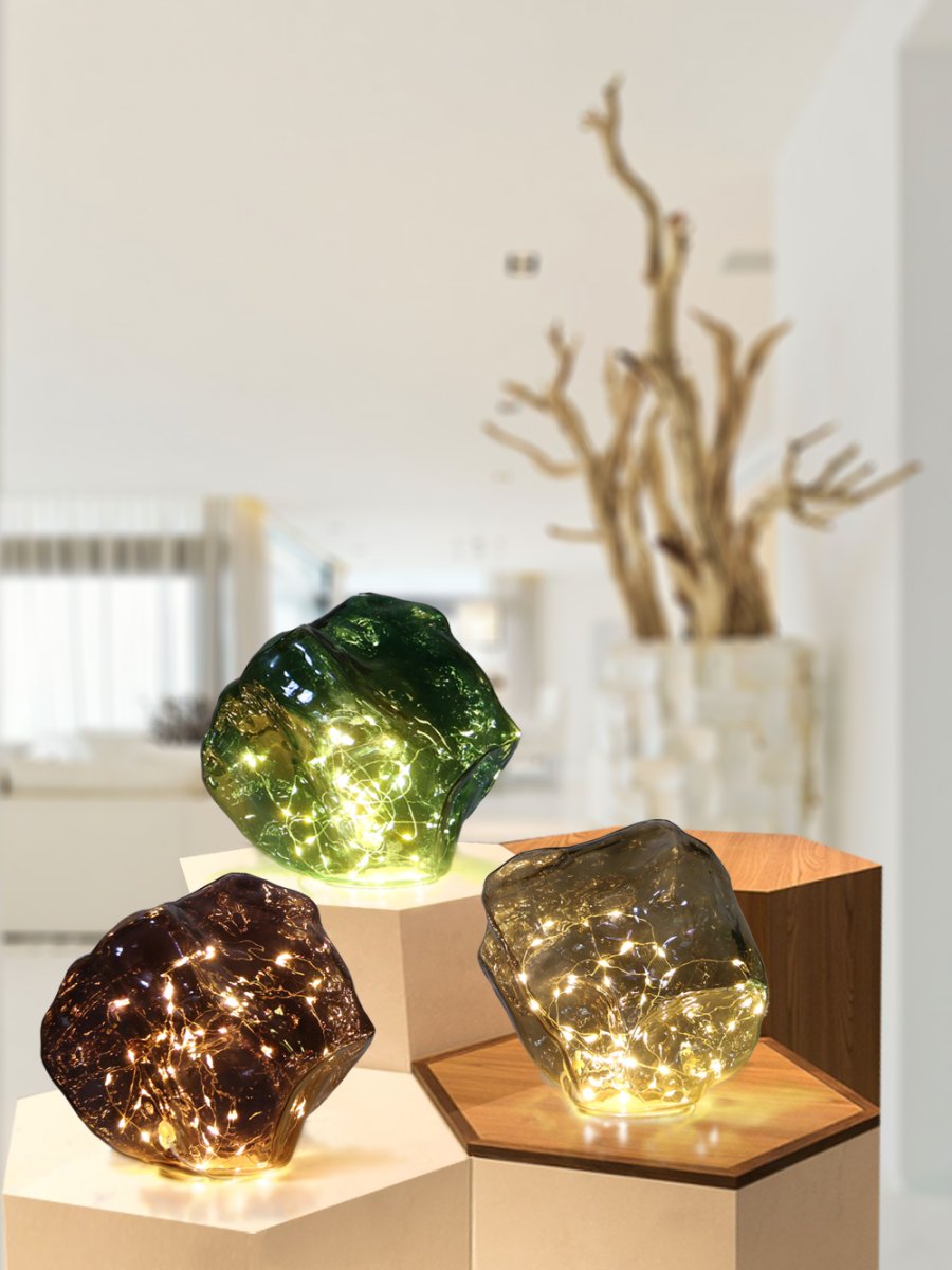 Bergsten 22cm Brun bordlampe Fra Pixie Design - Den er udstyret med en timer og en praktisk 5-trins lysd&aelig;mper til at justere lyset efter behov, hvilket g&oslash;r den perfekt til b&aring;de arbejdsbelysning og hyggelig aftenbelysning.