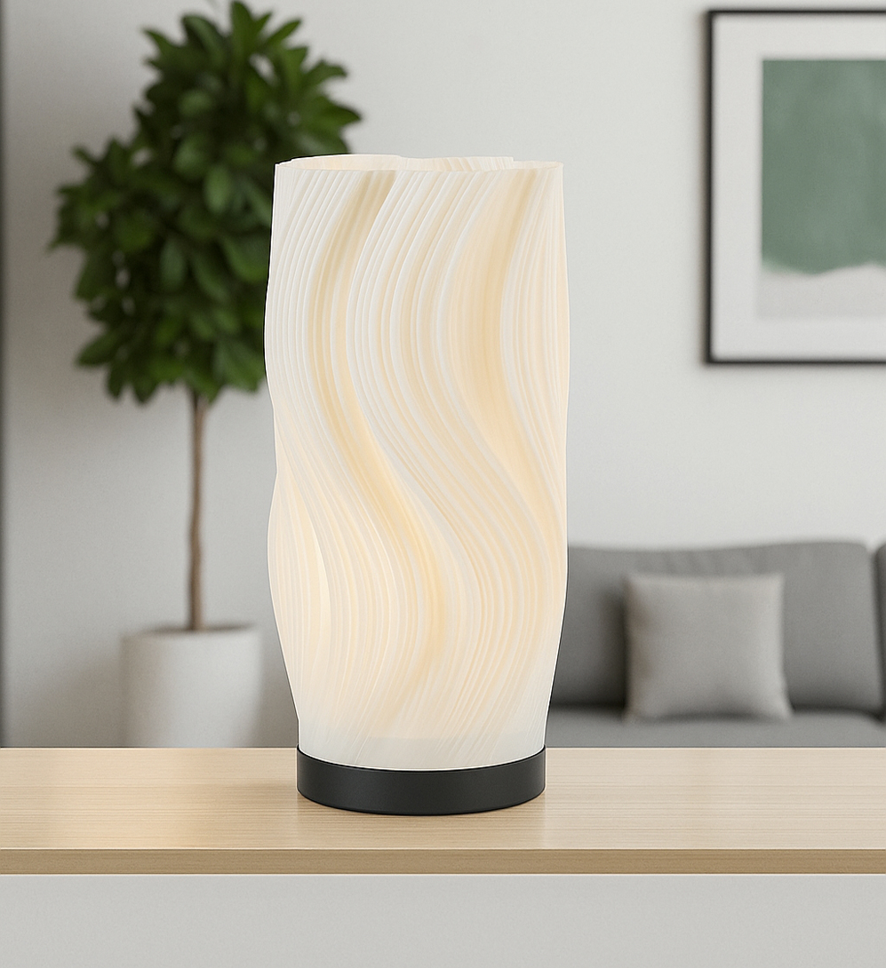 Caisa 30cm Hvid bordlampe Fra Pixie Design - Lampen har en smuk plastikskærm med en bølgeformet struktur, der spreder lyset blødt og skaber en varm atmosfære i rummet.