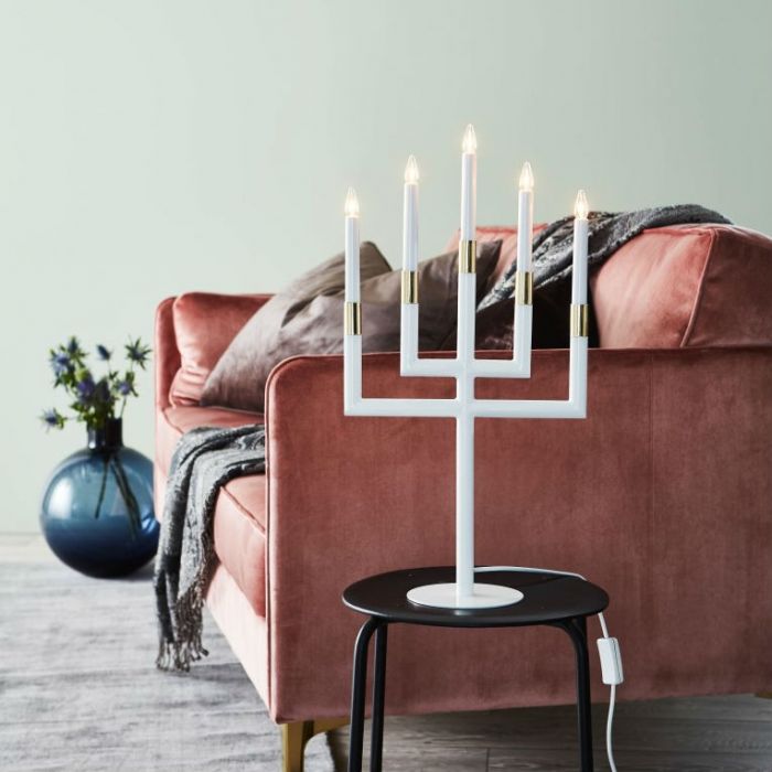 Karsten Hvid Fra Markslöjd - Denne elegante adventsstage i hvid metal, dekoreret med smukke gulddetaljer, vil være et sofistikeret indslag i dit hjem i julen.