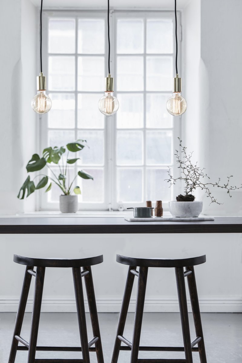 Sky 68cm Messing loftslampe Fra Markslöjd - Denne stilfulde loftspendel i messing er et elegant alternativ til belysning over et spisebord eller k&oslash;kken.