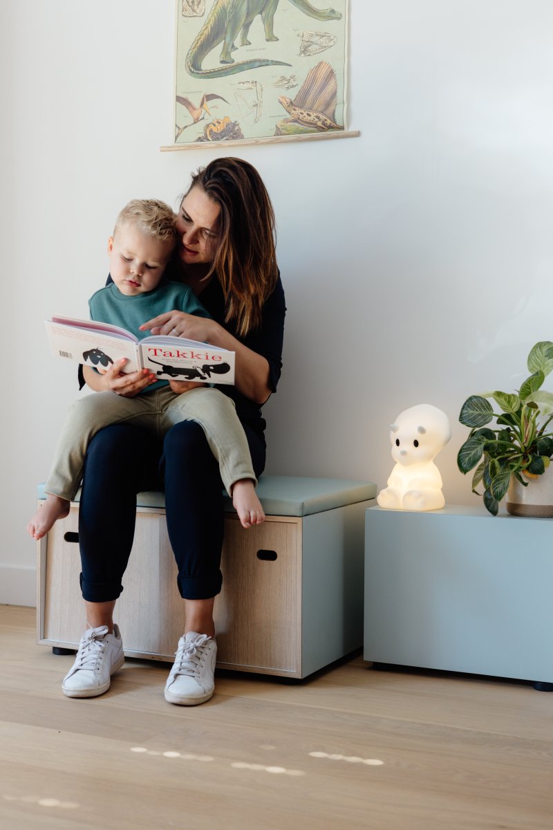 Mira First Light Hvid børnelampe Fra Mr Maria - Mira er en del af Mr Marias dinosaurserie sammen med Nova, en Brachiosaurus og Rena, en venlig Tyrannosaurus Rex, og er en perfekt ledsager p&aring; b&oslash;rnev&aelig;relset.