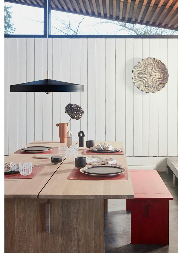 Hatto Ø65 Sort loftslampe Fra OYOY - Hatto pendellampen i sort har et stilfuldt design med en mat finish, elegante messingdetaljer og en tekstilledning.