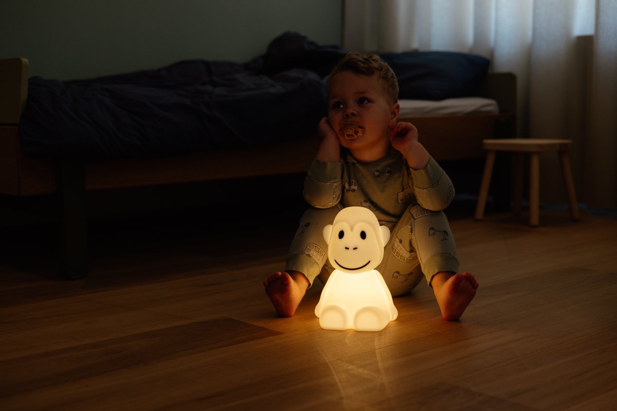 Monkey First Light Hvid børnelampe Fra Mr Maria - First Light Monkey er en fortryllende og d&aelig;mpbar natlampe, der repr&aelig;senterer en s&oslash;d abe, designet til at give en sikker og beroligende atmosf&aelig;re i l&oslash;bet af natten.