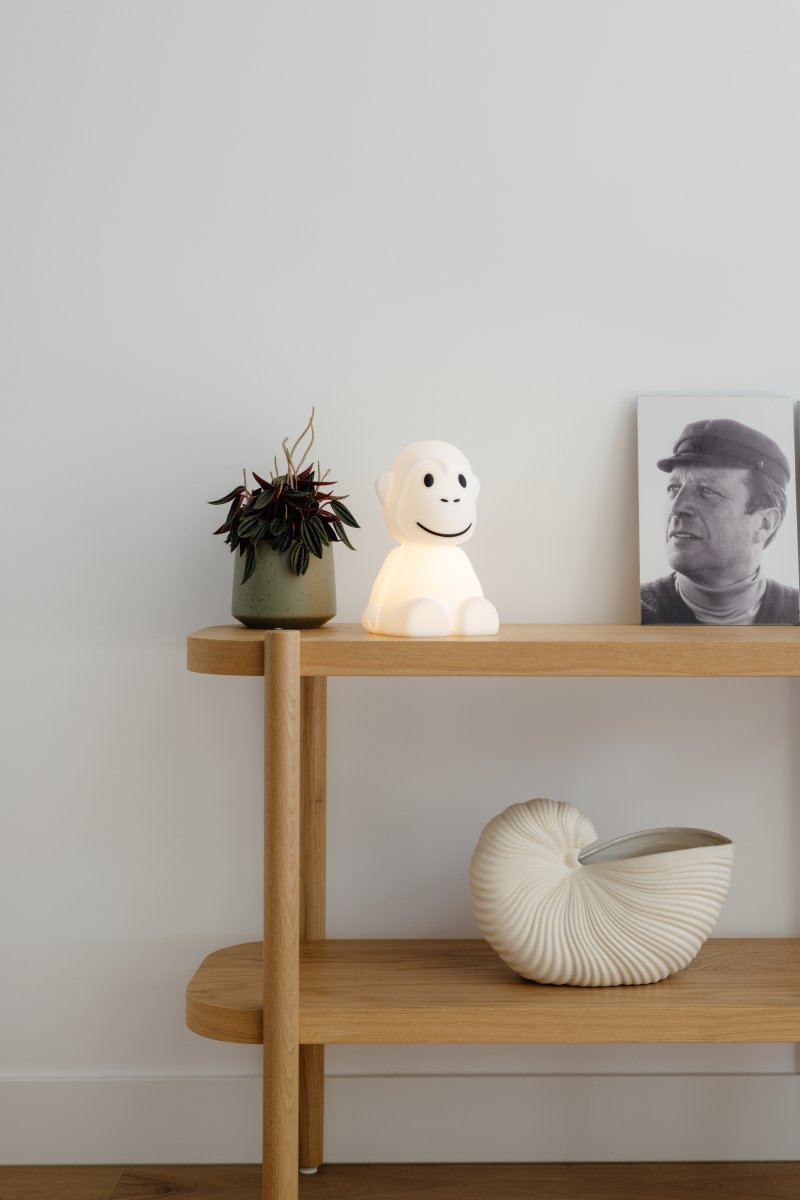 Monkey First Light Hvid børnelampe Fra Mr Maria - First Light Monkey er en fortryllende og d&aelig;mpbar natlampe, der repr&aelig;senterer en s&oslash;d abe, designet til at give en sikker og beroligende atmosf&aelig;re i l&oslash;bet af natten.