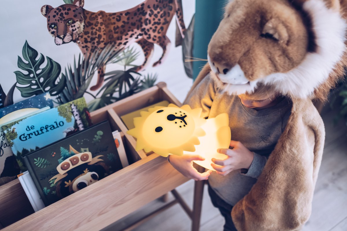 Lion First Light Gul børnelampe Fra Mr Maria - Lion night lampe er en sjov legekammerat om dagen og med en batterilevetid på op til 120 timer er Lion lampen en sikker følgesvend om natten.