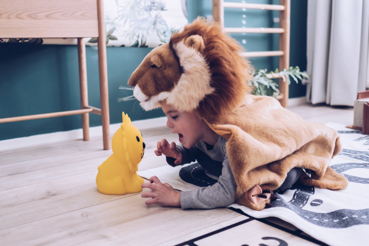 Lion First Light Gul børnelampe Fra Mr Maria - Lion night lampe er en sjov legekammerat om dagen og med en batterilevetid på op til 120 timer er Lion lampen en sikker følgesvend om natten.