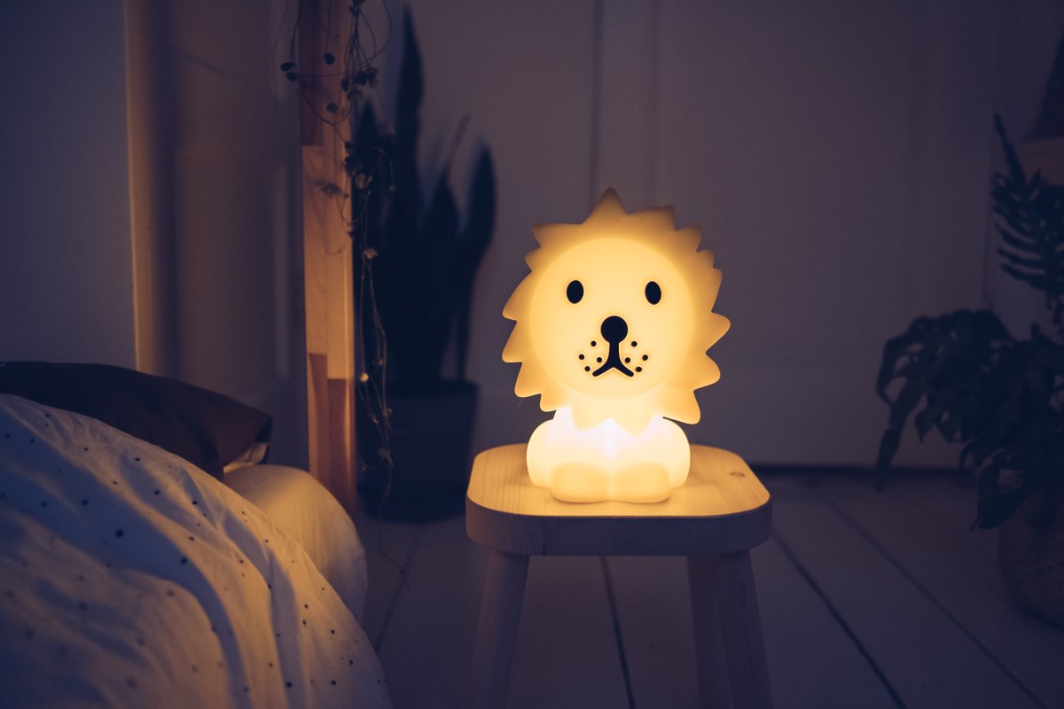 Lion First Light Gul børnelampe Fra Mr Maria - Lion night lampe er en sjov legekammerat om dagen og med en batterilevetid på op til 120 timer er Lion lampen en sikker følgesvend om natten.
