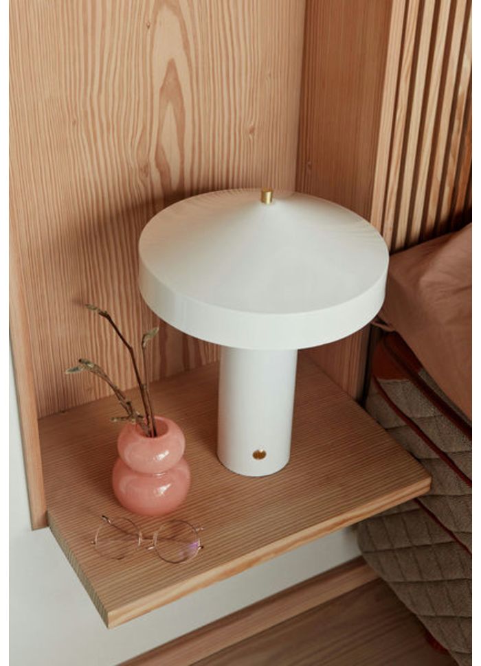 Hatto 40cm Hvid bordlampe Fra OYOY - Lampen er en del af den populære Hatto-serie og fås i flere moderne farver.