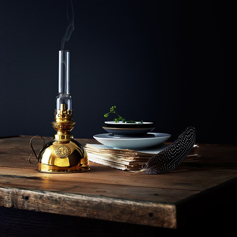Nattlampa Messing Fra Karlskrona lampfabrik - En klassisk lille h&aring;ndlanterne, oprindeligt beregnet til at st&aring; klar til natbordet for dem, der skulle klatre op i m&oslash;rket.