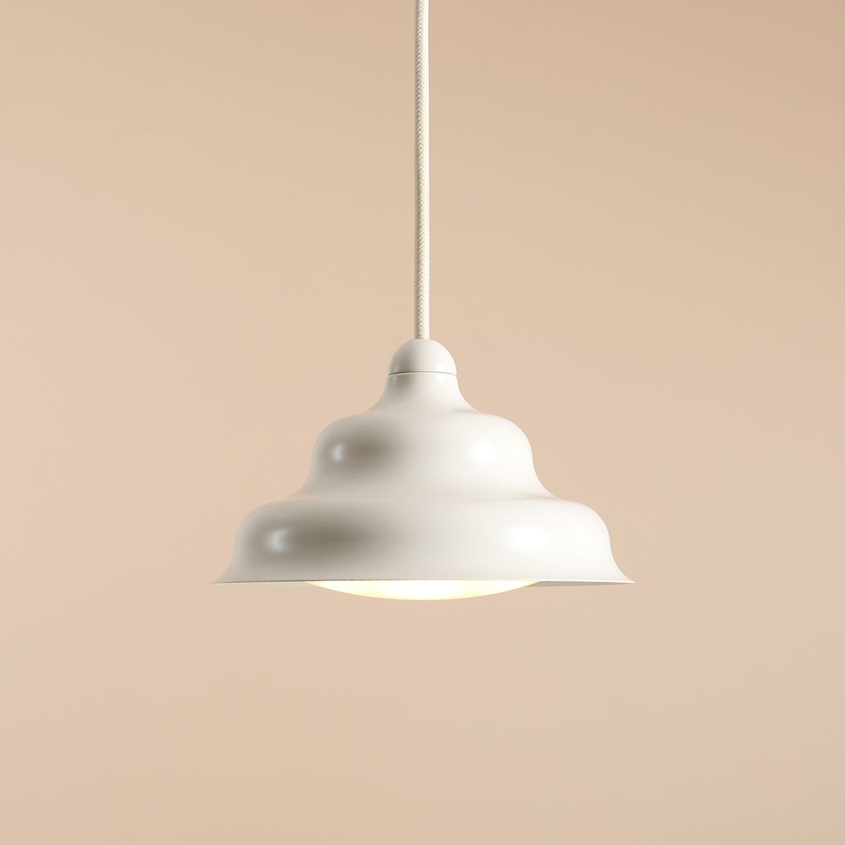 Wave Ø17 Cremet hvid loftslampe Fra Artera - Den robuste skærm i metal i en cremet hvid farve giver en flot spredning af lyset nedad, hvilket gør den perfekt til at hænge over spisebordet eller køkkenet.
