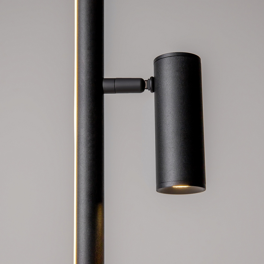 Thin Sort gulvlampe Fra Maytoni - Den har en bev&aelig;gelig spotlight med skarpt lys, perfekt som l&aelig;selampe, og en touch-d&aelig;mper for nem lysjustering.
