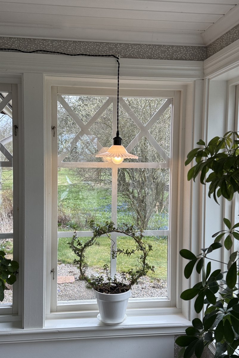 Silvia Ø22 Sort og hvid vindueslampe Fra Aneta Lighting - Silvia vindueslampen i romantisk vintagestil er en flot indretningsdetalje, der fungerer lige godt i et klassisk, rustikt og moderne hjem.