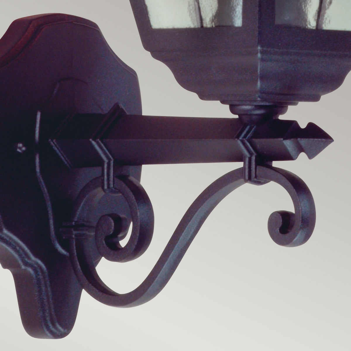 Norfolk Sort udendørslampe Fra Elstead Lighting - Norfolk v&aelig;glampe tilbyder et elegant og moderne design med sine blyindfattede glaspaneler, hvor hvert panel best&aring;r af fem h&aring;ndsk&aring;rne glasstykker.