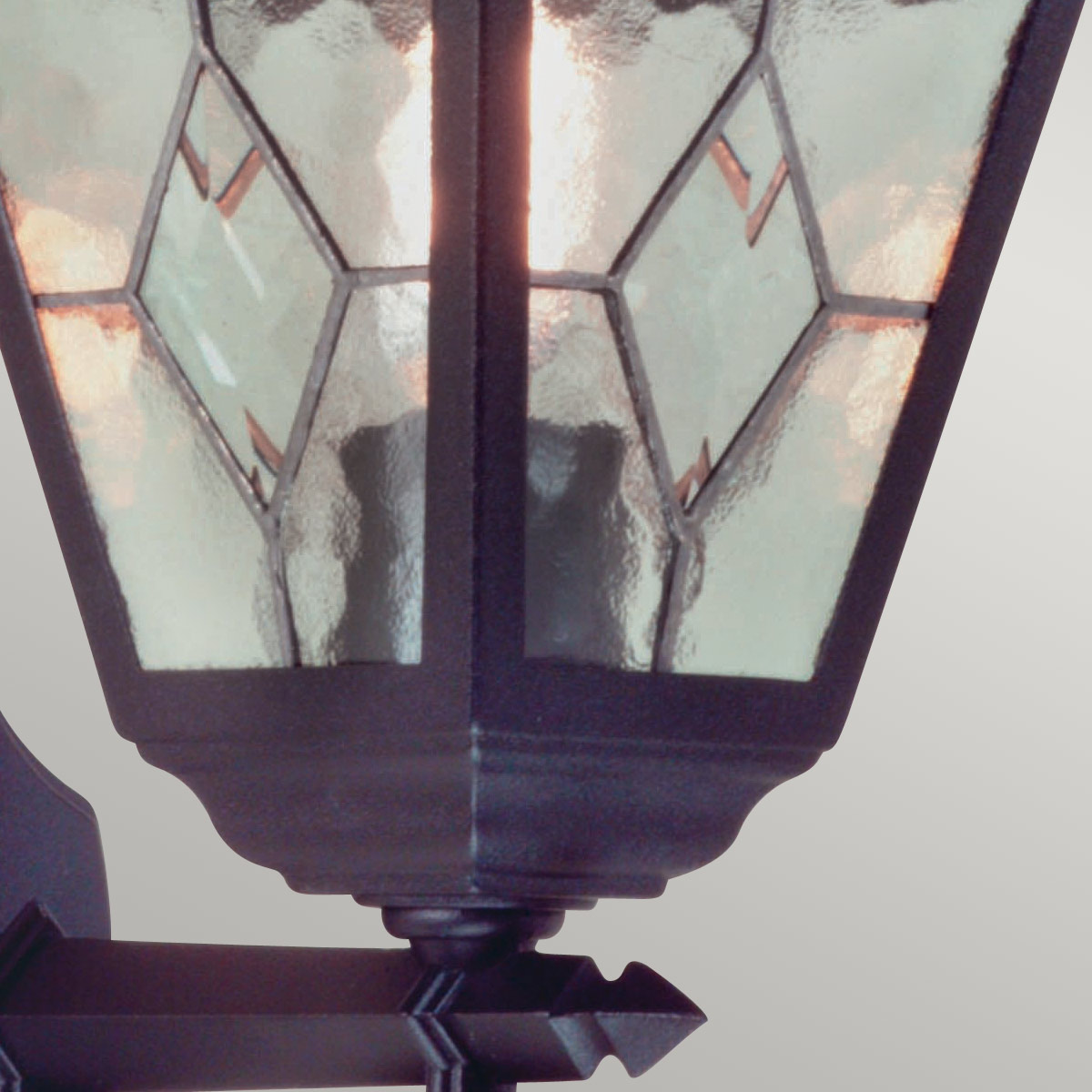 Norfolk Sort udendørslampe Fra Elstead Lighting - Norfolk v&aelig;glampe tilbyder et elegant og moderne design med sine blyindfattede glaspaneler, hvor hvert panel best&aring;r af fem h&aring;ndsk&aring;rne glasstykker.