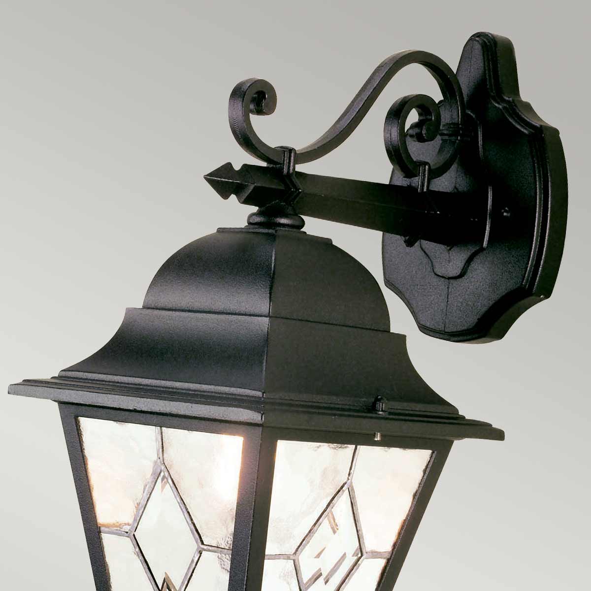 Norfolk Sort udendørslampe Fra Elstead Lighting - Norfolk væglampe tilbyder et elegant og moderne design med sine blyindfattede glaspaneler, hvor hvert panel består af fem håndskårne glasstykker.