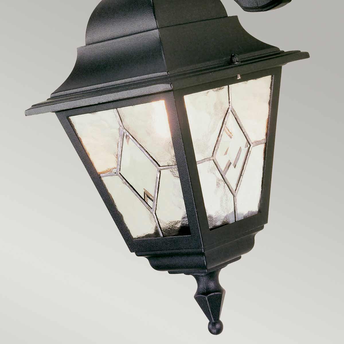 Norfolk Sort udendørslampe Fra Elstead Lighting - Norfolk væglampe tilbyder et elegant og moderne design med sine blyindfattede glaspaneler, hvor hvert panel består af fem håndskårne glasstykker.