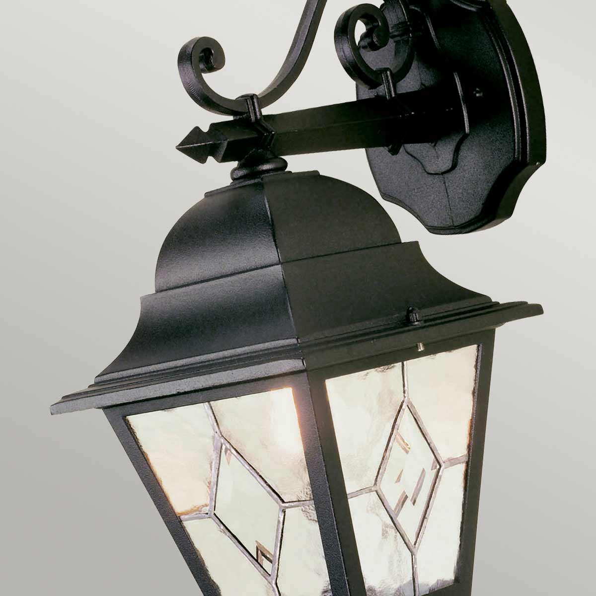 Norfolk Sort udendørslampe Fra Elstead Lighting - Norfolk væglampe tilbyder et elegant og moderne design med sine blyindfattede glaspaneler, hvor hvert panel består af fem håndskårne glasstykker.
