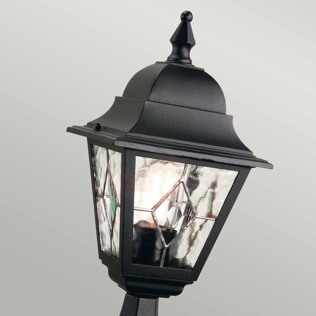 Norfolk 44cm Sort Fra Elstead Lighting - Denne gulvlampe er lavet af støbt aluminium med blyholdigt glas og kombinerer både holdbarhed og elegance.
