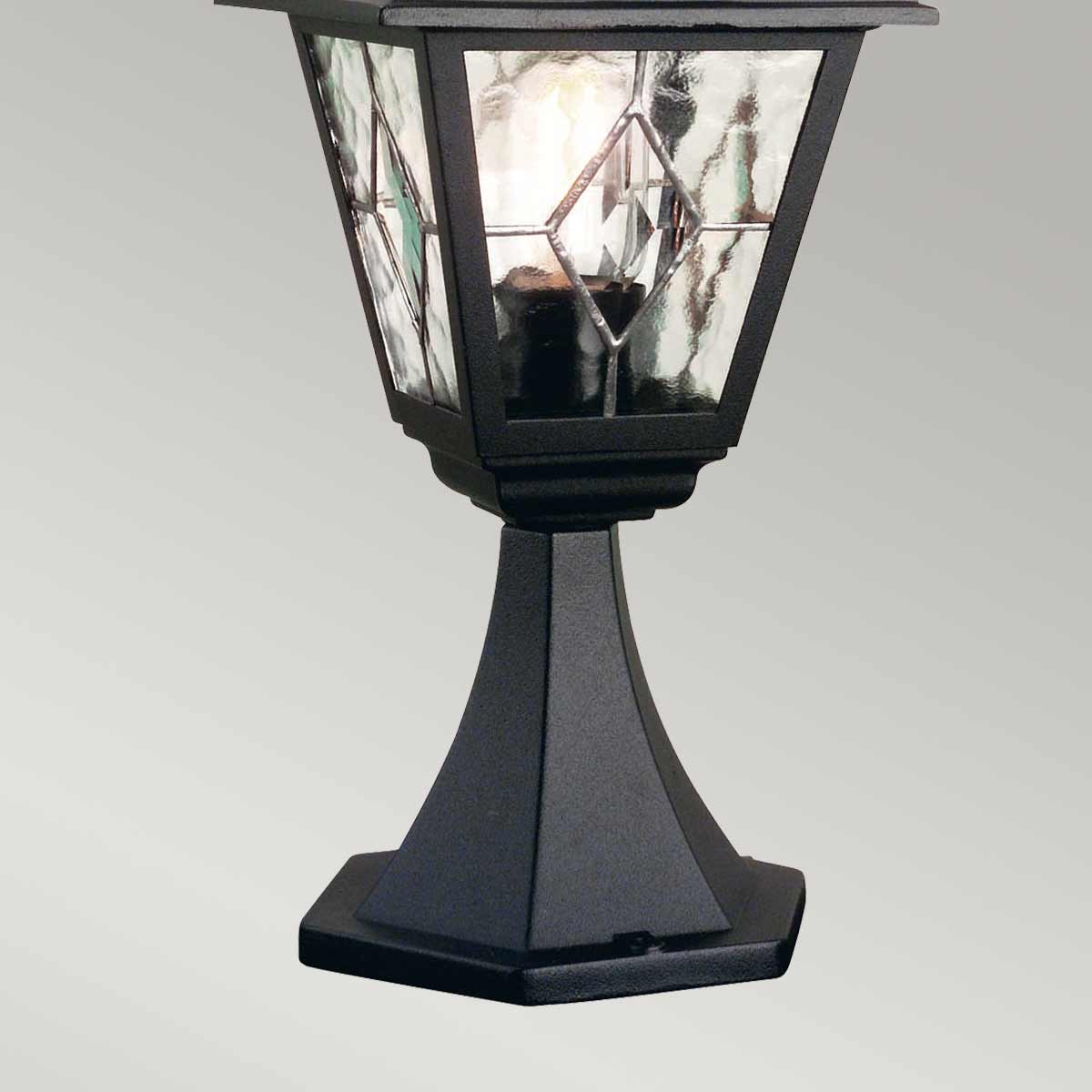 Norfolk 44cm Sort Fra Elstead Lighting - Denne gulvlampe er lavet af støbt aluminium med blyholdigt glas og kombinerer både holdbarhed og elegance.