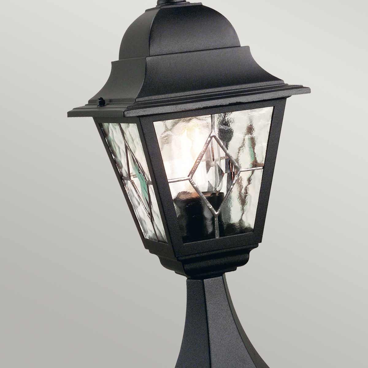 Norfolk 44cm Sort Fra Elstead Lighting - Denne gulvlampe er lavet af støbt aluminium med blyholdigt glas og kombinerer både holdbarhed og elegance.