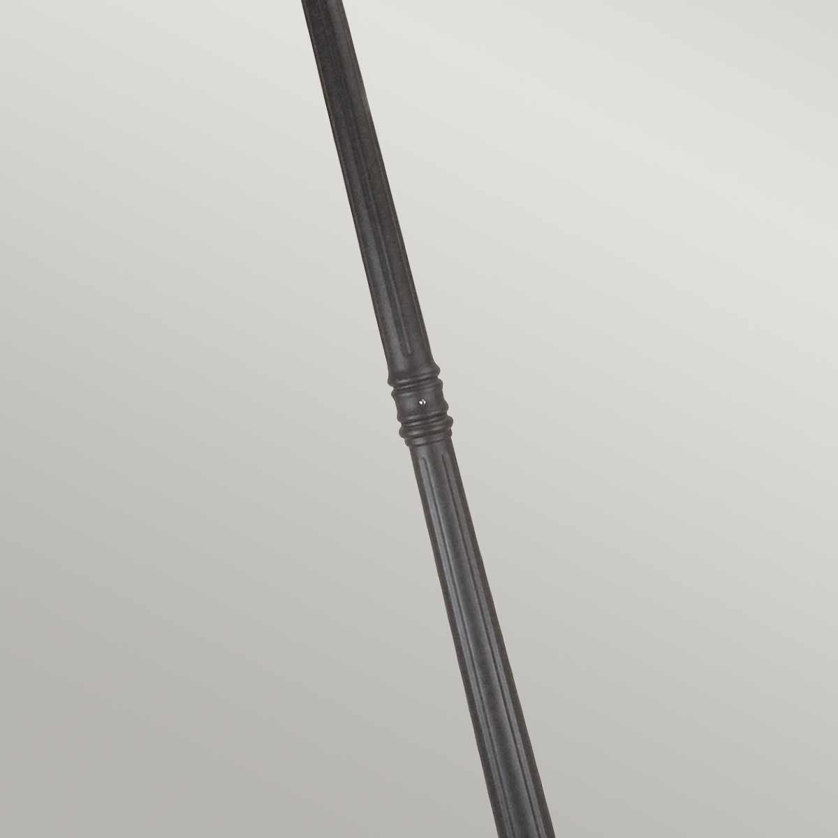 Norfolk 227cm Sort lygtepæl Fra Elstead Lighting - Denne lygtepæl er lavet af støbt aluminium og blyindfattet glas og er både robust og dekorativ.