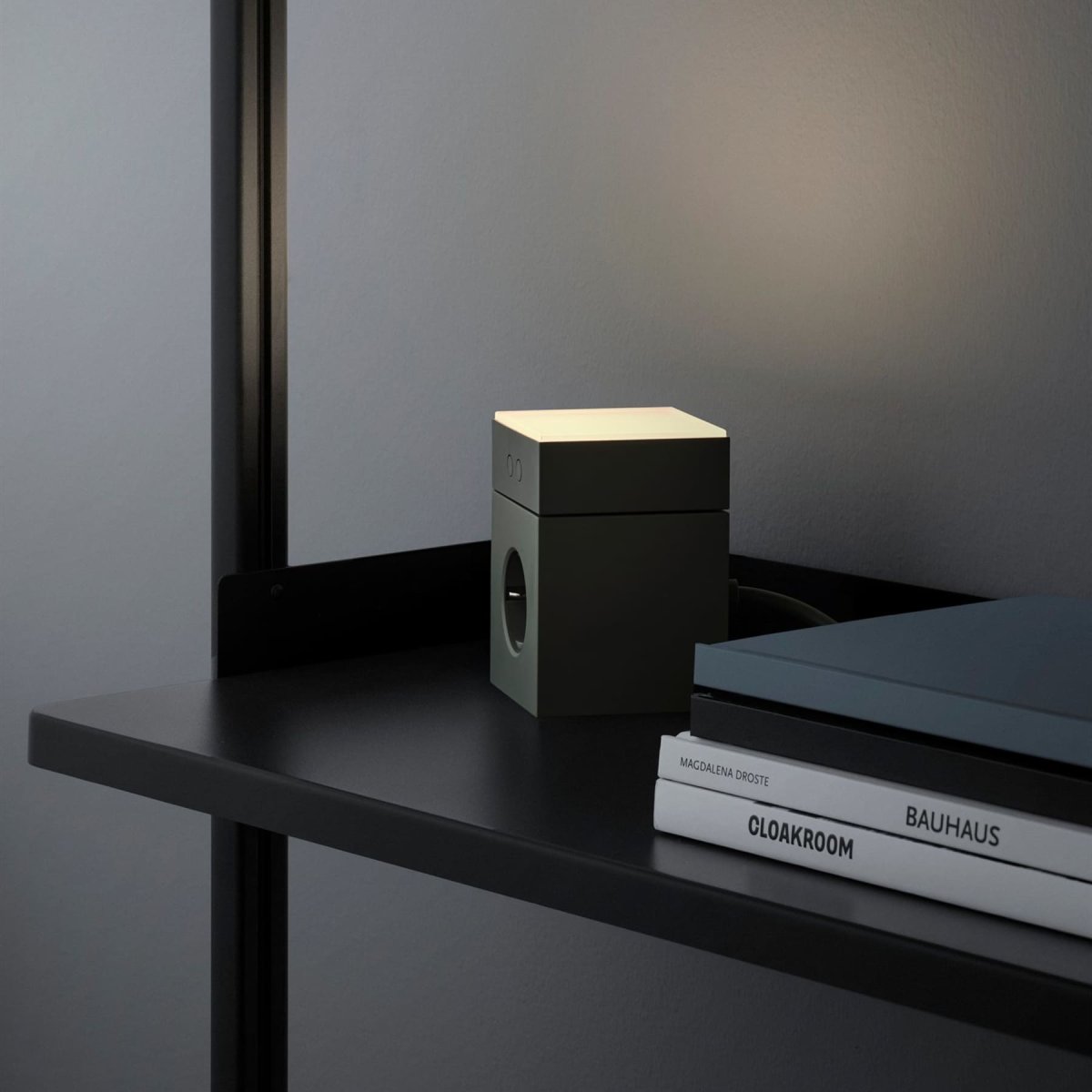 LAMP 1 - EU Grøn Fra Avolt - Denne praktiske lille lampe tilsluttes direkte til stikkontakten (230V) og er perfekt som natlampe eller stemningsbelysning i gangen, sovev&aelig;relset eller andre rum, hvor du &oslash;nsker et bl&oslash;dt lys.