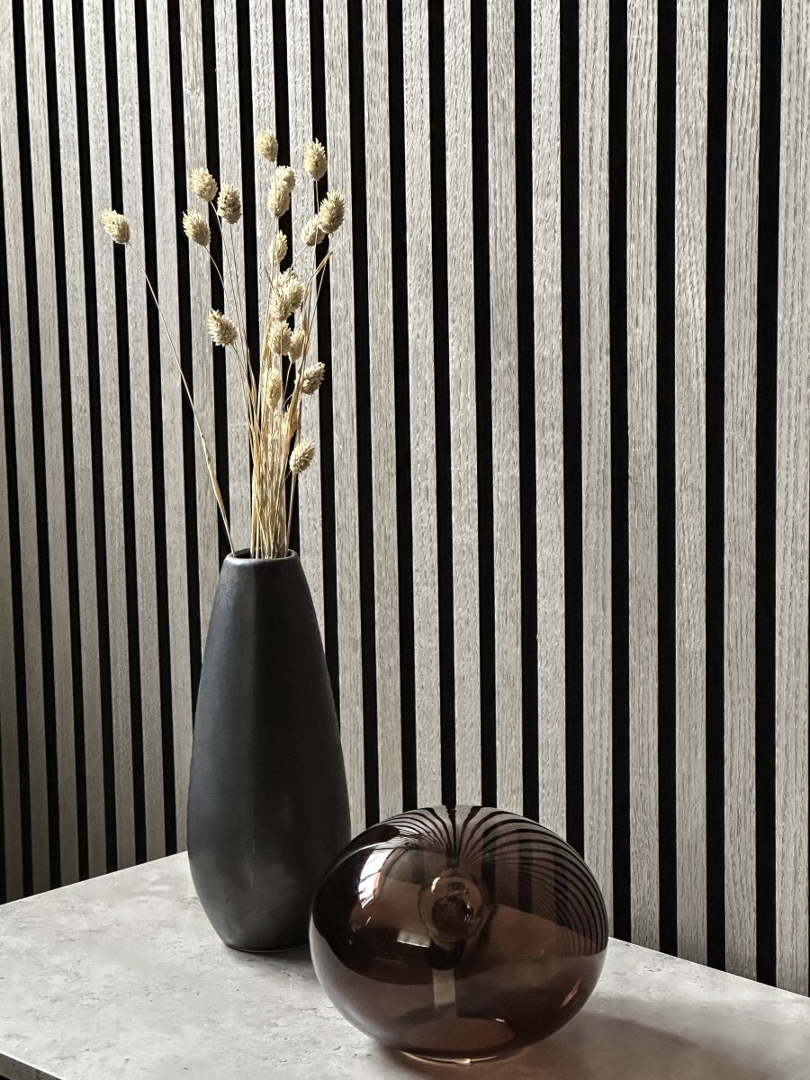 Globus 14cm Brun bordlampe Fra Aneta Lighting - Globus bordlampe i brunt glas med en lyskilde inde i glaskuglen, der giver et dekorativt og behageligt lys.