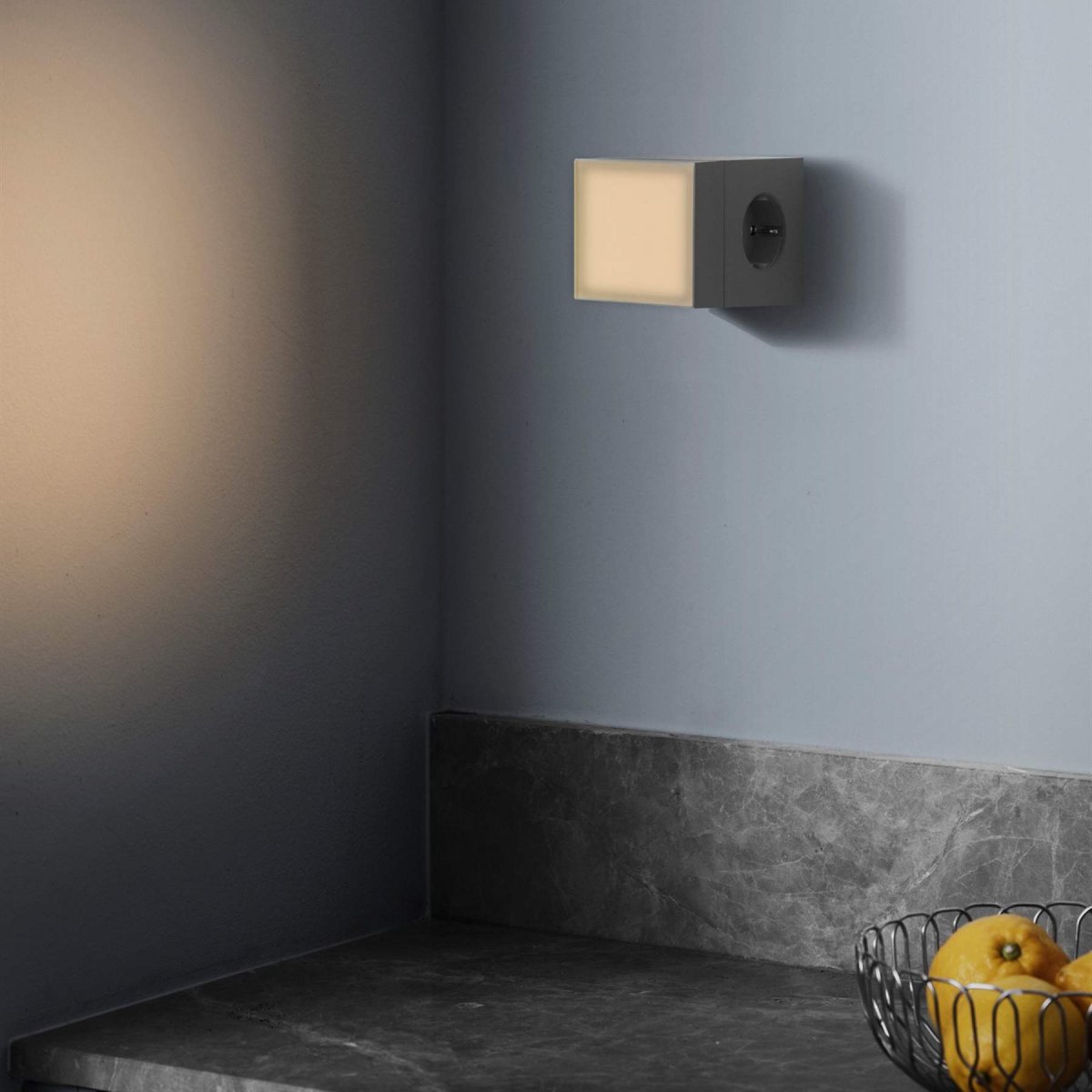 LAMP 1 - EU Grå Fra Avolt - Denne praktiske lille lampe tilsluttes direkte til stikkontakten (230V) og er perfekt som natlampe eller stemningsbelysning i gangen, sovev&aelig;relset eller andre rum, hvor du &oslash;nsker et bl&oslash;dt lys.