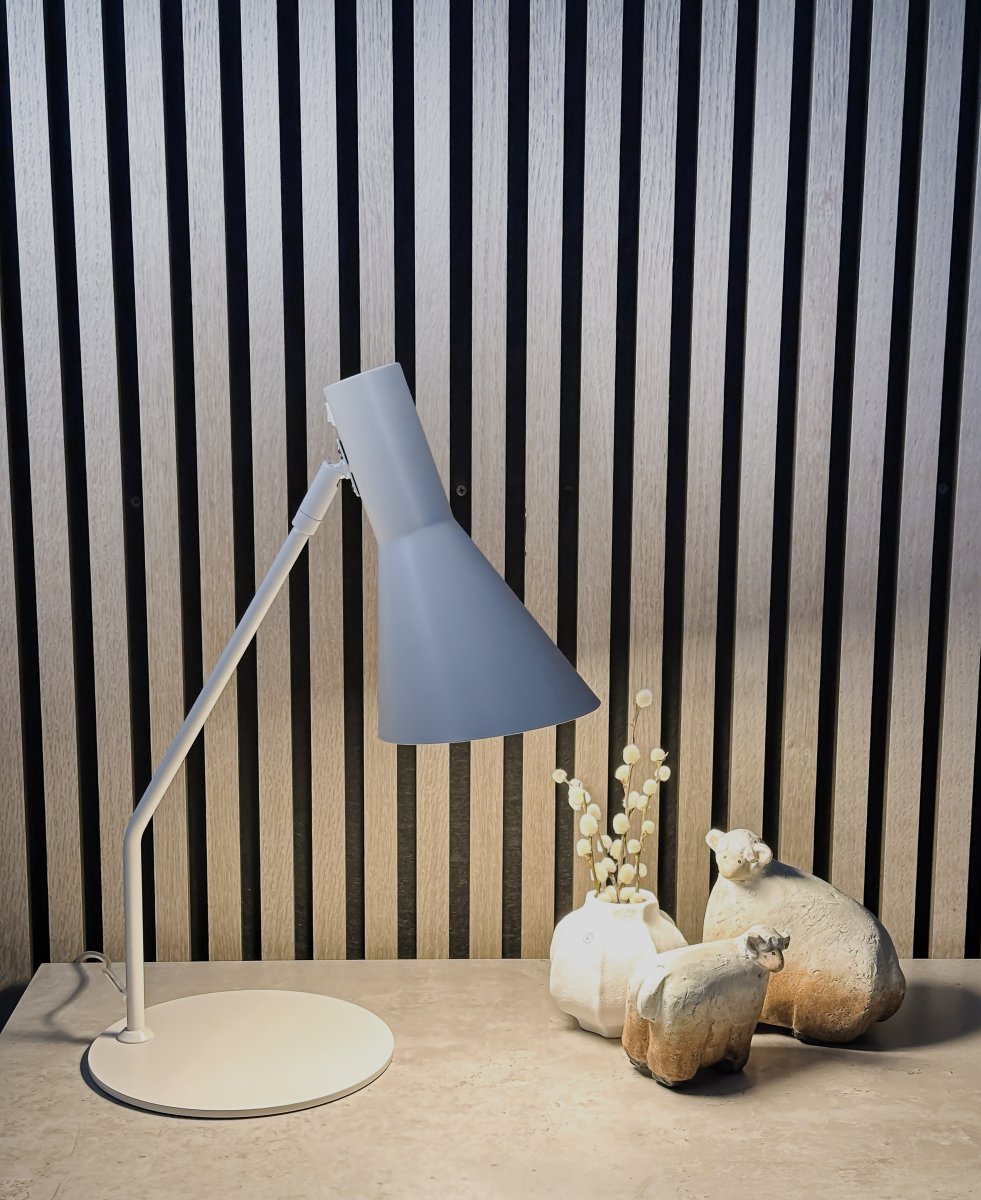 Ceres 46cm Beige skrivebordslampe Fra Aneta Lighting - CERES bordlampen er både praktisk og stilfuld og giver et behageligt lys, når du arbejder eller læser.