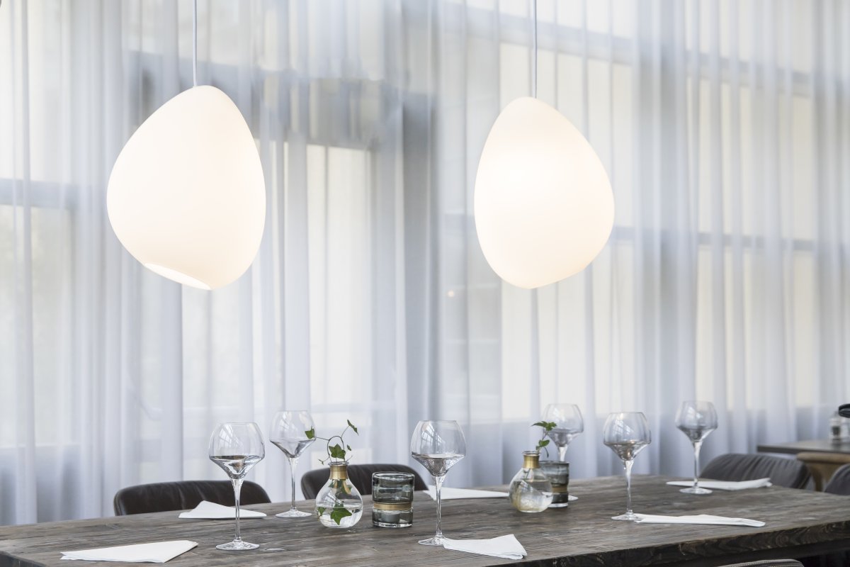 Ocean Ø32 Hvid loftslampe Fra Belid - Den hvide glassk&aelig;rm skaber en dejlig lysfordeling og en varm atmosf&aelig;re i rummet.