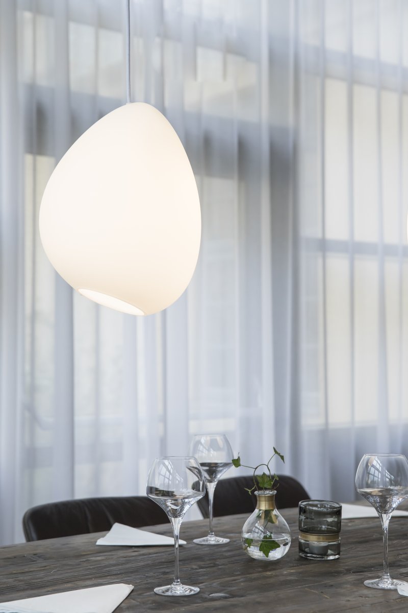 Ocean Ø32 Hvid loftslampe Fra Belid - Den hvide glassk&aelig;rm skaber en dejlig lysfordeling og en varm atmosf&aelig;re i rummet.