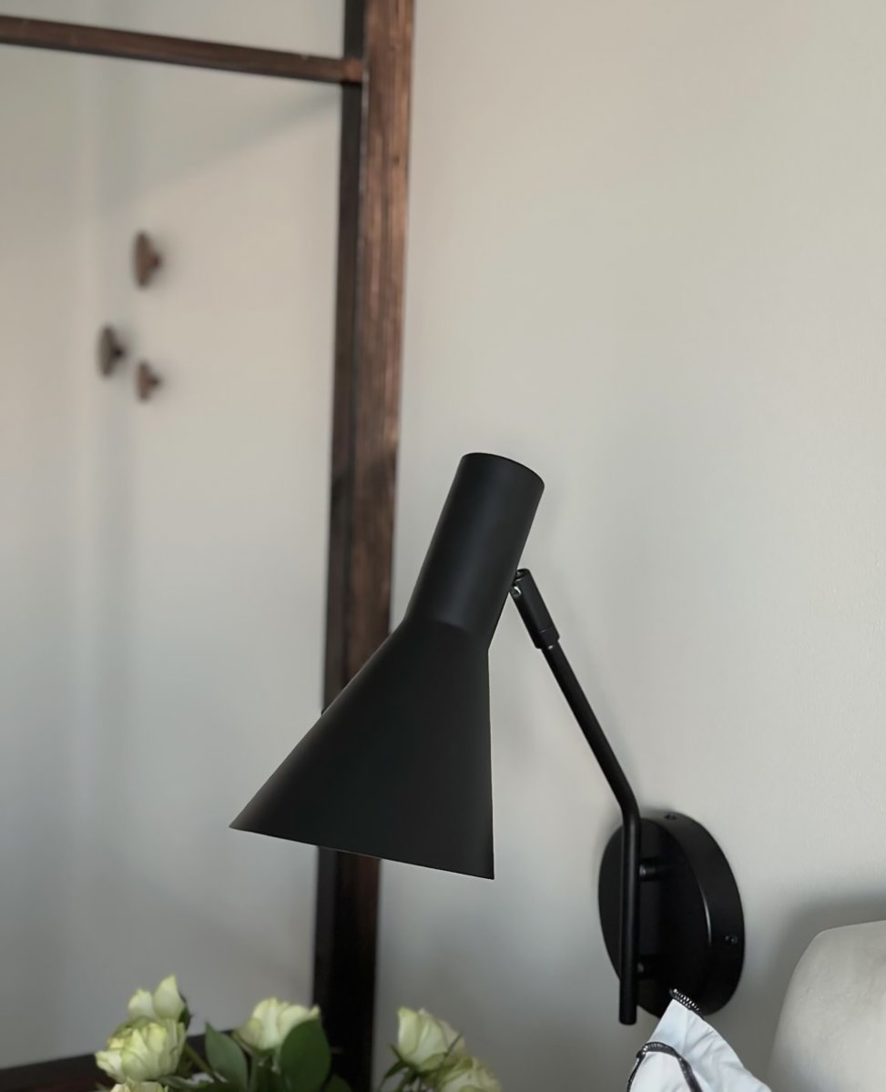 Ceres Sort læselampe Fra Aneta Lighting - CERES væglampe har et stilrent og moderne design med lige og rene former, der passer perfekt ind i det skandinaviske hjem.